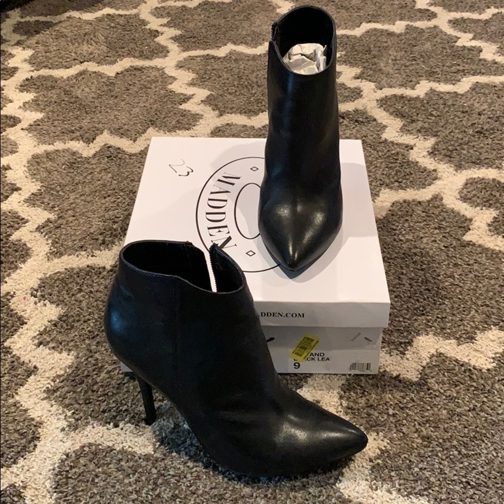 Like NEW in box Steve Madden Black booties size 9